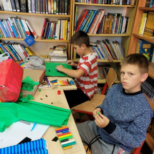 pokaż obrazek - Uczniowie tworzą makietę
