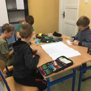 pokaż obrazek - Uczniowie tworzą lapbooki