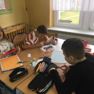 pokaż obrazek - Uczniowie tworzą lapbooki