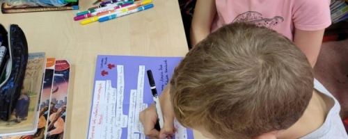 Uczniowie klasy 5 przy pracy z lekturą