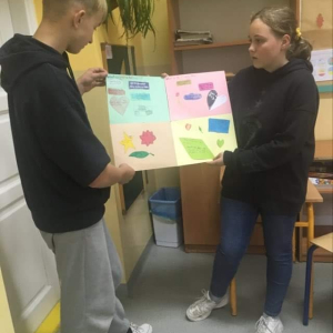 pokaż obrazek - Uczniowie prezentują swoje prace