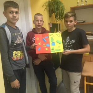 pokaż obrazek - Uczniowie prezentują swoje prace