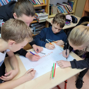 pokaż obrazek - Przygotowania do Narodowego Święta Niepodległości w klasie 5
