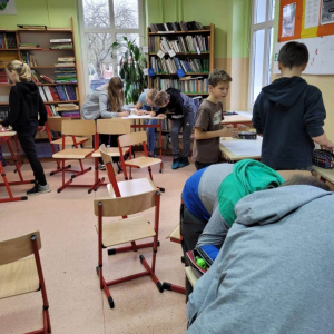 pokaż obrazek - Przygotowania do Narodowego Święta Niepodległości w klasie 5