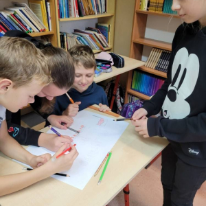 pokaż obrazek - Przygotowania do Narodowego Święta Niepodległości w klasie 5