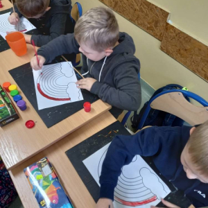 pokaż obrazek - Uczniowie malują
