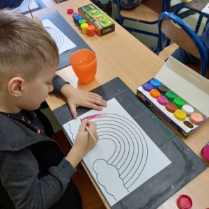 pokaż obrazek - Uczniowie malują