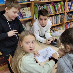 pokaż obrazek - Uczniowie wypełniają karty pracy