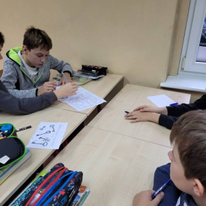 pokaż obrazek - Uczniowie wypełniają karty pracy