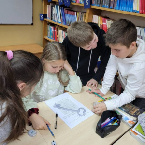 pokaż obrazek - Uczniowie wypełniają karty pracy