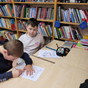 pokaż obrazek - Uczniowie wypełniają karty pracy