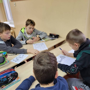 pokaż obrazek - Uczniowie wypełniają karty pracy