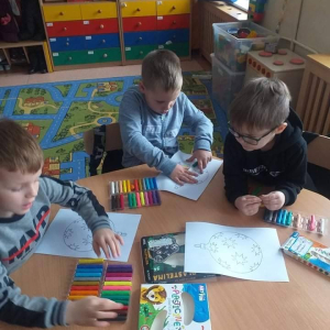pokaż obrazek - Dzieci wykonują pracę plastyczną