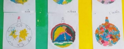 Kolorowe bombki w oddziale przedszkolnym