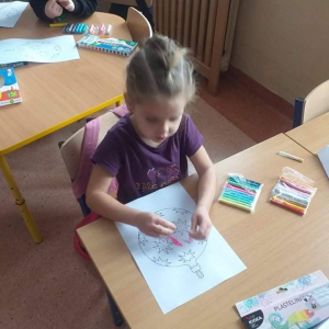 pokaż obrazek - Dzieci wykonują pracę plastyczną