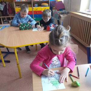 pokaż obrazek - Dzieci wykonują pracę plastyczną