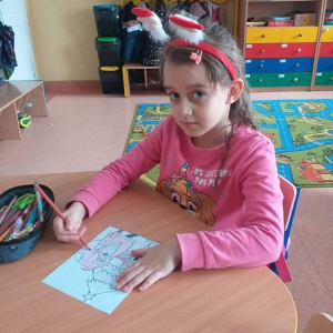 pokaż obrazek - Dzieci wykonują pracę plastyczną