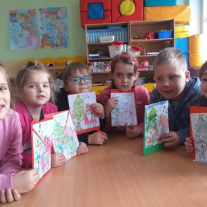 pokaż obrazek - Dzieci prezentują swoje prace