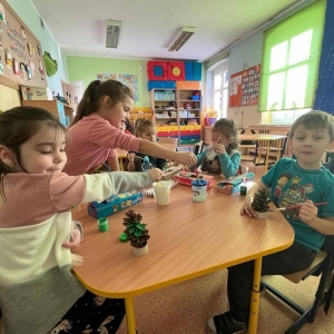 pokaż obrazek - Dzieci wykonują pracę plastyczną