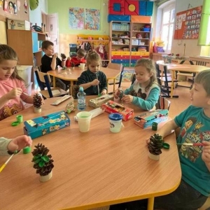 pokaż obrazek - Dzieci wykonują pracę plastyczną