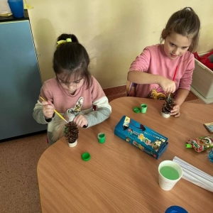 pokaż obrazek - Dzieci wykonują pracę plastyczną