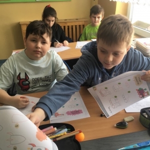 pokaż obrazek - Uczniowie rysują