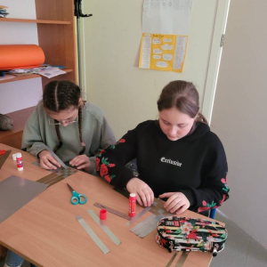 pokaż obrazek -  Przygotowania do kiermaszu wielkanocnego