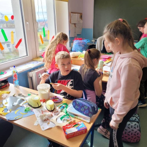 pokaż obrazek -  Przygotowania do kiermaszu wielkanocnego