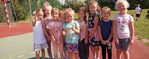 Przedszkolaki aktywnie spędzają czas na świeżym powietrzu