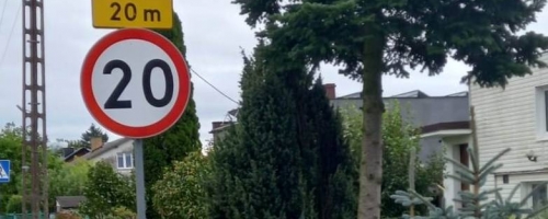 Pierwszoklasiści poznają znaki drogowe