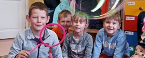 Bańki mydlane w oddziale przedszkolnym