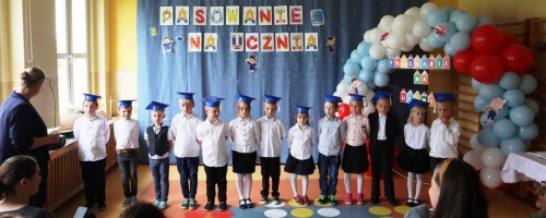 Ślubowanie i pasowanie na ucznia klasy pierwszej Szkoły Podstawowej w Częstkowie