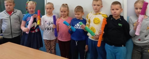 Deszczowe kije w wykonaniu uczniów klasy 2 i 3